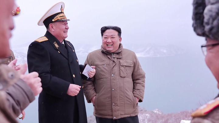 [서울=뉴시스] 김정은 북한 국무위원장이 지난달 28일 신형 잠수함발사전략순항미사일(SLCM) '불화살-3-31형' 시험발사를 지도했다고 지난달 29일 북한 조선중앙TV가 보도했다. (사진=조선중앙TV 캡처) 2024.02.03. photo@newsis.com *재판매 및 DB 금지