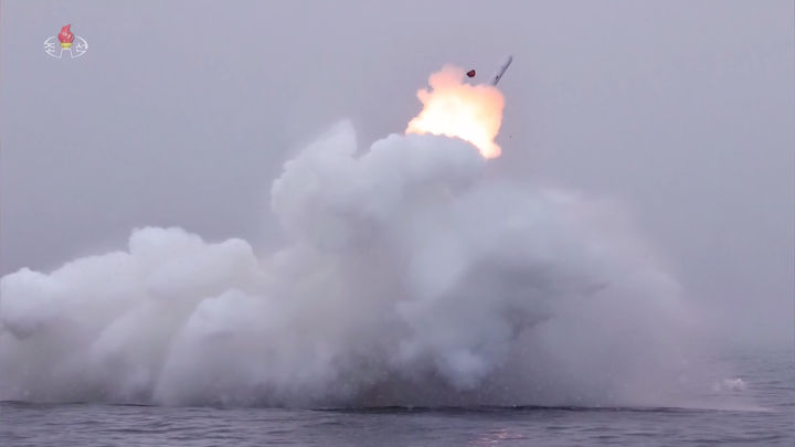 [서울=뉴시스] 김정은 북한 국무위원장이 지난 28일(현지시각) 신형 잠수함발사전략순항미사일(SLCM) '불화살-3-31형' 시험발사를 지도했다고 29일 북한 조선중앙TV가 보도했다. (사진=조선중앙TV 캡처) 2024.01.29. photo@newsis.com *재판매 및 DB 금지