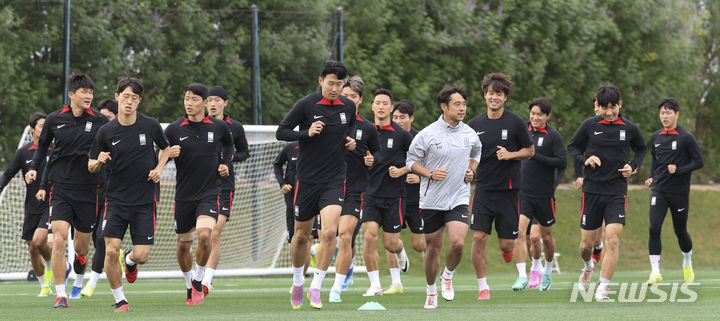 [도하(카타르)=뉴시스] 김근수 기자 = 대한민국 축구 국가대표팀이 29일(현지시간) 카타르 도하 알에글라 트레이닝 센터에서 사우디아라비아와 16강전을 하루 앞두고 훈련을 하고 있다. 2024.01.29. ks@newsis.com