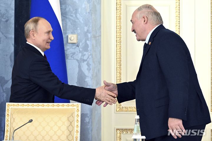 [상트페테르부르크=AP/뉴시스] 블라디미르 푸틴(왼쪽) 러시아 대통령과 알렉산드르 루카셴코 벨라루스 대통령이 29일(현지시간) 러시아 상트페테르부르크에서 열린 연합국가 최고위원회 회의에서 악수하고 있다. 2024.01.30.