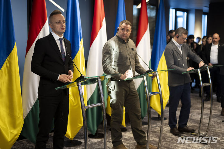 [카미야니차=AP/뉴시스] 페테르 시야르토(왼쪽부터) 헝가리 외무장관, 안드리 예르마크 우크라이나 대통령 비서실장, 드미트로 쿨레바 우크라이나 외무장관이 지난 해 1월 29일 우크라이나 카미야니차에서 공동 기자회견하고 있다. 시야르토 장관은 2025년 77월 미-유럽연합 무역 합의가 미국에게 유리한 내용이라고 8월 21일 상세 내용이 발표된 후 항의했다. 2025.08.22. 