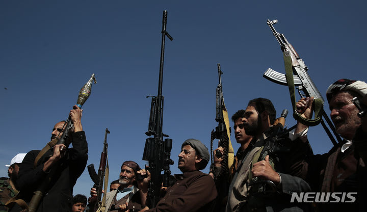 [사나(예멘)=AP/뉴시스] 예멘의 수도 사나에서 후티 반군의 전사들이 1월 29일 가자지구의 팔레스타인인들을 지지하고 미국이 주도하는 예멘 폭격에 항의하는 집회를 열고 반미구호를 외치고 있다. (AP현지기자 촬영) 2024.04.14.