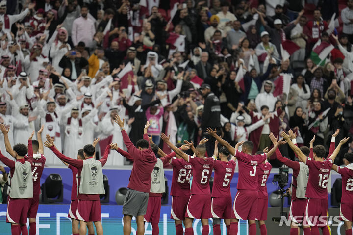[알코르=AP/뉴시스] 카타르 선수들이 29일(현지시각) 카타르 알코르의 알바이트 스타디움에서 열린 2023 아시아축구연맹(AFC) 카타르 아시안컵 16강전에서 팔레스타인을 물리친 후 응원단에 인사하고 있다. 2연패를 노리는 카타르는 2-1로 역전승하고 8강에 올랐다. 2024.01.30.