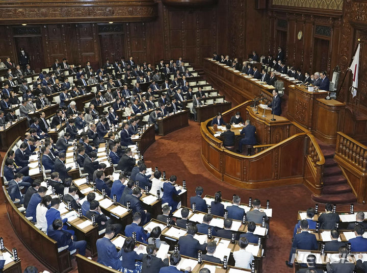 [도쿄=AP/뉴시스]20일 일본 국회에서 기시다 내각에 대한 불신임 결의안이 부결됐다. 사진은 기시다 후미오 총리가 지난 1월30일 도쿄 국회에서 정책 연설을 하는 모습. 2024.06.20.