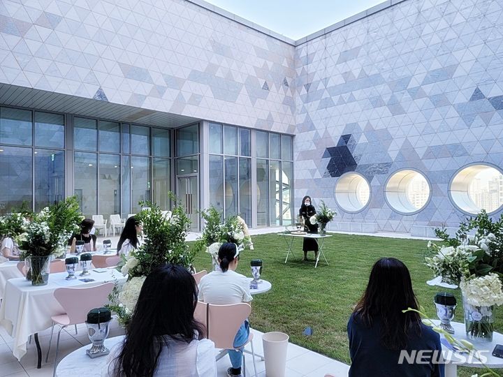 [서울=뉴시스]갤러리아백화점은 '문화센터 봄학기' 회원을 모집한다고 30일 밝혔다.2024.01.30.(사진=갤러리아백화점 제공)photo@newsis.com