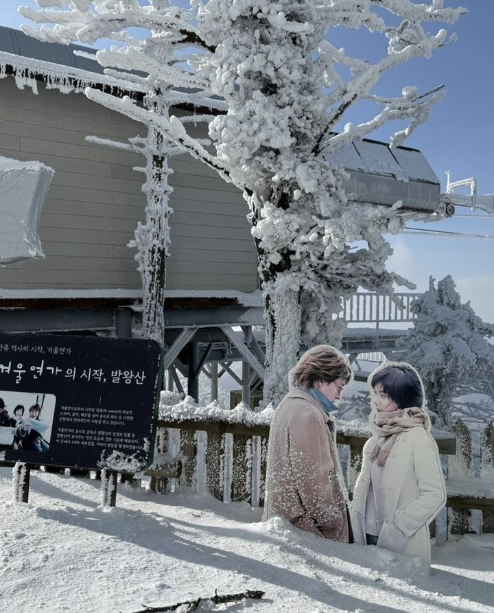 [서울=뉴시스] 배우 최지우가 딸과 함께 드라마 '겨울연가'(2002) 촬영장을 찾았다. (사진=최지우 인스타그램 캡처) 2024.01.30. photo@newsis.com *재판매 및 DB 금지