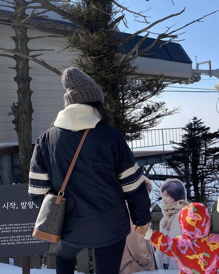 [서울=뉴시스] 배우 최지우가 딸과 함께 드라마 '겨울연가'(2002) 촬영장을 찾았다. (사진=최지우 인스타그램 캡처) 2024.01.30. photo@newsis.com *재판매 및 DB 금지