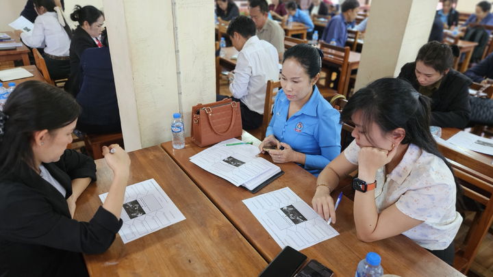 숙명여대 아태여성정보통신원이 라오스 비엔티안 소재 라오스 국립대학교에서 진행한 '교직원 역량강화 워크숍'에서 참가자들이 서로 의견을 나누고 있다. (사진=숙명여대 제공) *재판매 및 DB 금지