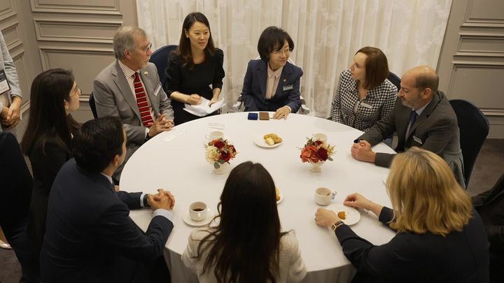 [서울=뉴시스] 30일 식품의약품안전처와 한국식품안전관리인증원은 아르헨티나, 브라질 등 중남미 국가의 식품 안전관리 정책 정보를 담은 ‘중남미 8개국 수출입 식품 안전관리 자료집’을 제작배포했다고 밝혔다. (사진=식약처 제공) 2024.01.30. photo@newsis.com *재판매 및 DB 금지