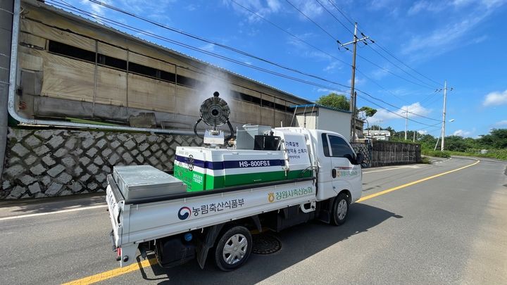 [창원=뉴시스] 경남 창원시 농업기술센터 직원들이 30일 아프리카돼지열병(ASF) 차단을 위한 방역 활동을 펼치고 있다. (사진=창원시청 제공). 2024.01.30. photo@newsis.com *재판매 및 DB 금지