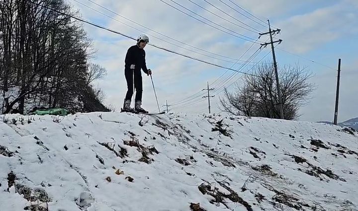 [서울=뉴시스] 유튜버 겸 BJ '최고다윽박'의 전 매니저가 콘텐츠를 위해 스키를 타다 넘어져 척추 골절상을 입었다. (사진= 최고다윽박 아프리카TV 캡처) 2024.1.30. photo@newsis.com *재판매 및 DB 금지