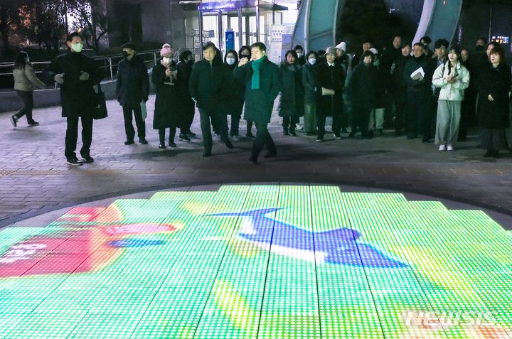 [광명=뉴시스] 박승원 광명시장이 29일 철산로 시범보도 조성 구간을 걷고 있다.(사진=광명시 제공) 2024.01.30.photo@newsis.com