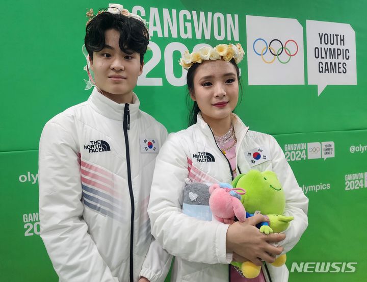 [강릉=뉴시스] 김희준 기자 = 한국 피겨스케이팅 아이스댄스 김지니(사진 오른쪽)와 이나무. 2024.01.30jinxijun@newsis.com