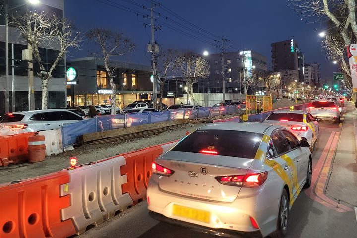 [대구=뉴시스] 대구 남구 영대병원 네거리에서 남구청 사이 도로 공사 구간에 교통체증이 빚어지고 있는 모습. (사진=뉴시스DB) 2024.12.17. king@newsis.com *재판매 및 DB 금지