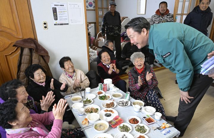 최영일 순창군수(오른쪽)가 관내 마을회관서 어르신들을 만나 반갑게 인사하고 있다. *재판매 및 DB 금지