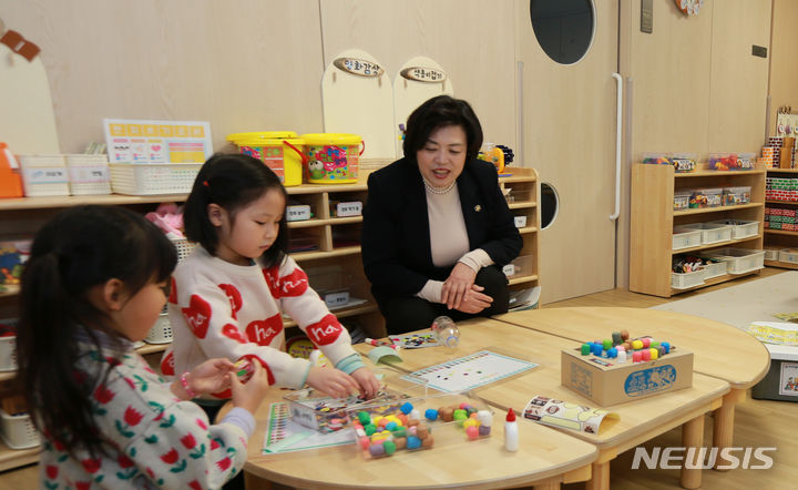 [과천=뉴시스] 신계용 시장이 관내 한 어린이집을 찾아 원생들과 즐거운 한때를 보내고 있다.(사진 과천시 제공). 2024.01.30.photo@newsis.com *재판매 및 DB 금지  