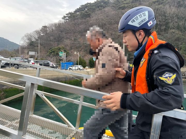 [통영=뉴시스] 신정철 기자= 통영해양경찰서는 30일 오후 3시 30분께 통영시 욕지면 갈도 남방 7해리 해상에서 의식이 혼미한 27t급 멸치잡이 권현망어선 A호의 60대 선원을 육지병원으로 긴급 이송하고 있다.(사진=통영해경 제공).2024.01.30. photo@newsis.com *재판매 및 DB 금지