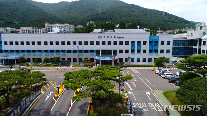 [거제=뉴시스] 신정철 기자= 거제시는 경상남도와 함께 고용노동부 공모사업인 ‘조선업 재직자 희망공제사업’에 선정돼 국비 59억5000만 원을 확보했다고 30일 밝혔다.사진은 거제시청 전경.(사진=뉴시스DB).2024.01.30. sin@newsis.com