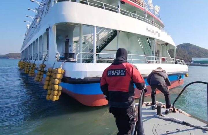 [통영=뉴시스] 신정철 기자= 통영해양경찰서는 30일 오후 거제시 사등면 고개섬 인근 해상에서 저수심을 인지 못해 좌주된 500t급 유람선 A호(승선원 4명, 사진)를 만조시간에 완전 이초시켰다.(사진=통영해경 제공).2024.01.30. photo@newsis.com *재판매 및 DB 금지