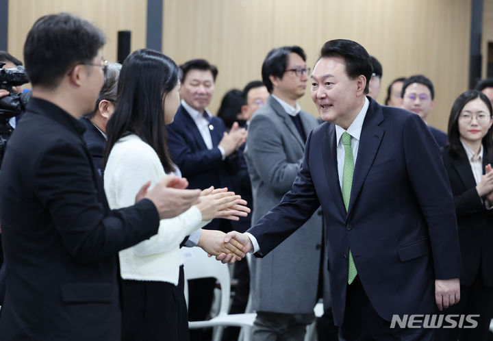 [성남=뉴시스] 전신 기자 = 윤석열 대통령이 30일 경기 성남 판교제2테크노밸리 기업지원허브에서 상생의 디지털, 국민권익 보호 주제로 열린 일곱 번째 국민과 함께하는 민생토론회에 입장하며 참석자들과 인사하고 있다. (대통령실통신사진기자단) 2024.01.30. photo1006@newsis.com