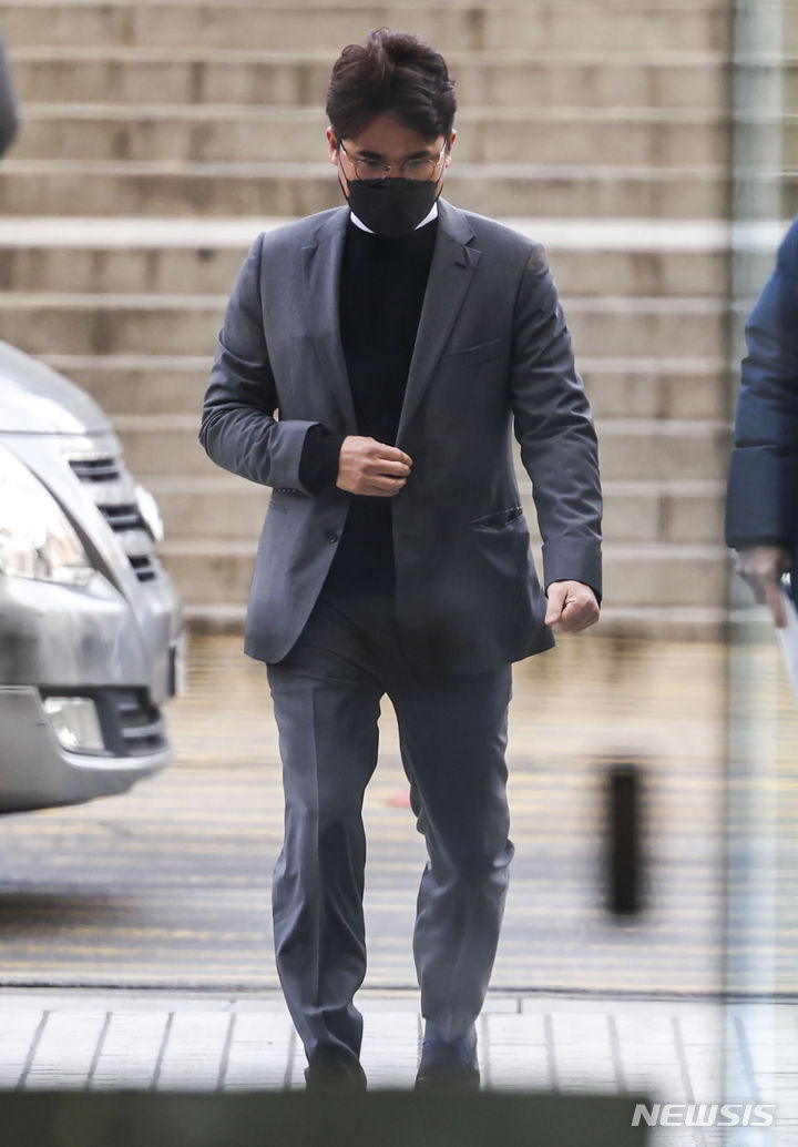 [서울=뉴시스] 정병혁 기자 = 후원사로 부터 금품을 수수한 혐의를 받는 장정석 전 KIA 타이거즈 단장이 30일 서울 서초구 서울중앙지방법원에서 열린 영장실질심사(구속 전 피의자 심문)에 출석하고 있다. 2024.01.30. jhope@newsis.com