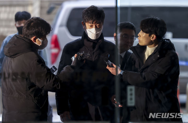 [서울=뉴시스] 정병혁 기자 = 후원사로 부터 금품을 수수한 혐의를 받는 김종국 전 KIA 타이거즈 감독이 30일 서울 서초구 서울중앙지방법원에서 열린 영장실질심사(구속 전 피의자 심문)에 출석하고 있다. 2024.01.30. jhope@newsis.com