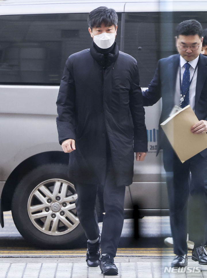 [서울=뉴시스] 정병혁 기자 = 후원사로 부터 금품을 수수한 혐의를 받는 김종국 전 KIA 타이거즈 감독이 30일 서울 서초구 서울중앙지방법원에서 열린 영장실질심사(구속 전 피의자 심문)에 출석하고 있다. 2024.01.30. jhope@newsis.com