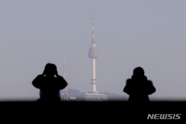 [서울=뉴시스] 김명년 기자 = 서울지역 초미세먼지 농도가 나쁨 수준을 보인 지난달 30일 오전 서울 용산구 국립중앙박물관에서 바라본 남산타워가 뿌옇다. 2024.01.30. kmn@newsis.com