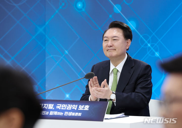 [성남=뉴시스] 전신 기자 = 윤석열 대통령이 30일 경기 성남 판교제2테크노밸리 기업지원허브에서 상생의 디지털, 국민권익 보호 주제로 열린 일곱 번째 국민과 함께하는 민생토론회에서 관련 동영상을 시청한 뒤 박수치고 있다. (대통령실통신사진기자단) 2024.01.30. photo1006@newsis.com