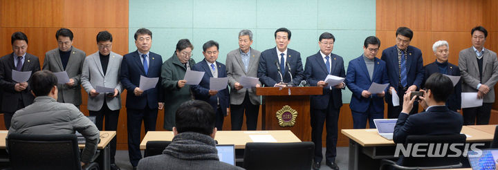[전주=뉴시스] 김얼 기자 = 전북특별자치도의회 더불어민주당 도의원들이 30일 전북 전주시 전북특별자치도의회 기자회견장에서 '4.10 총선, 정책경쟁을 통한 아름다운 경선 문화 확립해야!' 기자회견을 열고 질의에 답변하고 있다. 2024.01.30. pmkeul@nwsis.com