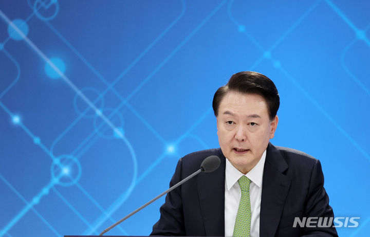 [성남=뉴시스] 전신 기자 = 윤석열 대통령이 30일 경기 성남 판교제2테크노밸리 기업지원허브에서 상생의 디지털, 국민권익 보호 주제로 열린 일곱 번째 국민과 함께하는 민생토론회에서 발언하고 있다. (대통령실통신사진기자단) 2024.01.30. photo1006@newsis.com