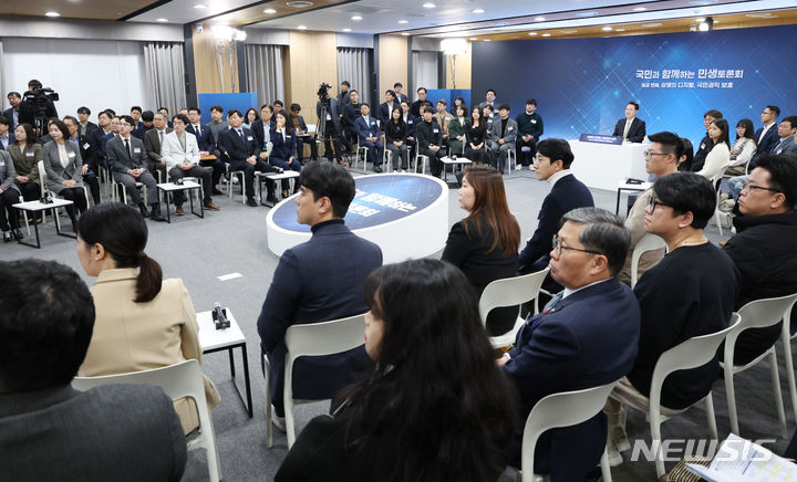 [성남=뉴시스] 전신 기자 = 윤석열 대통령이 30일 경기 성남 판교제2테크노밸리 기업지원허브에서 상생의 디지털, 국민권익 보호 주제로 열린 일곱 번째 국민과 함께하는 민생토론회에서 관련 동영상을 시청하고 있다. (대통령실통신사진기자단) 2024.01.30. photo1006@newsis.com