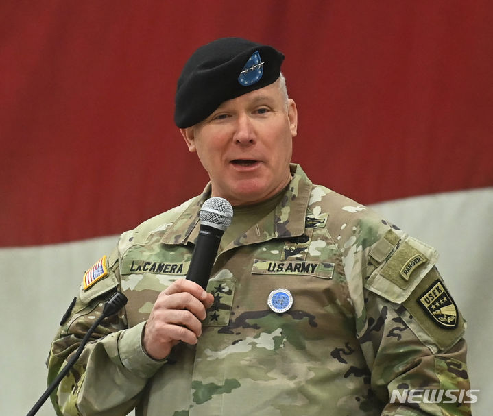 [평택=뉴시스]폴 라카메라 주한미군사령관은 20일(현지시각) 미 하원 군사위원회의 인도태평양 지역 국가안보 과제 관련 청문회에서 한국을 보호하기 위해 주한미군 병력을 유지해야 한다고 강조했다. 사진은 지난 1월30일 경기도 평택시 오산 미공군기지에서 열린 주한 미공군 사령관 이취임식에서 폴 라카메라 주한미군 사령관이 훈시하고 있는 모습. 2024.03.21.