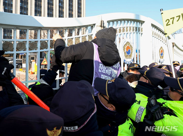 [서울=뉴시스] 김진아 기자 =  10.29 이태원 참사 유가족들이 30일 서울 종로구 정부서울청사 앞에서 이태원참사 특별법 공포 촉구 기자회견을 하던 중 국무회의에서 이태원 참사 특별법 재의요구안(거부권)이 의결되자 항의하고 있다. 2024.01.30. bluesoda@newsis.com