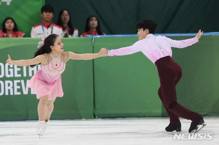 [강릉=뉴시스] 권창회 기자 = 30일 오후 강원 강릉 올림픽파크 아이스아레나에서 열린 2024 강원동계청소년올림픽 대회 피겨 아이스 프리 댄스 경기, 대한민국 김지니와 이나무 조가 연기를 펼치고 있다. 2024.01.30. kch0523@newsis.com