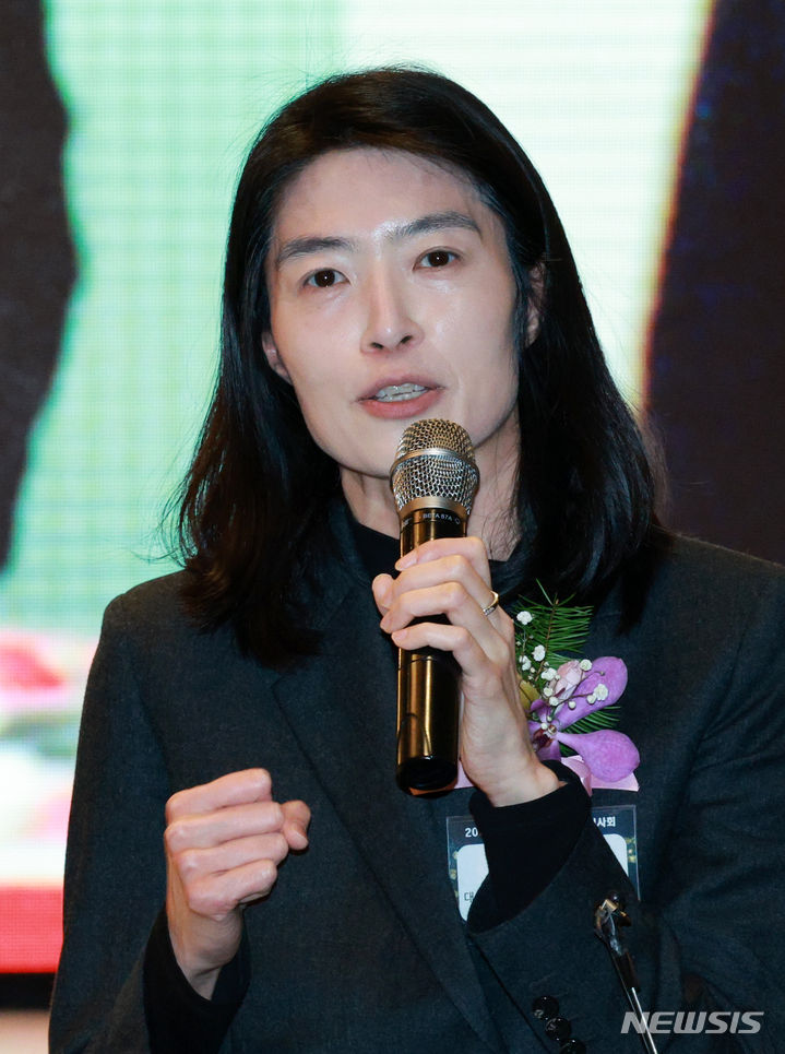[서울=뉴시스] 고범준 기자 = 정신아 카카오대표 내정자가 30일 오전 서울 영등포구 CCMM빌딩 컨벤션홀에서 열린 2024 소상공인연합회 신년인사회에서 인사말을 하고 있다. 2024.01.30. bjko@newsis.com