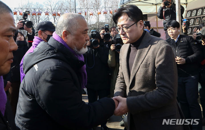 [서울=뉴시스] 김선웅 기자 = 홍익표 더불어민주당 원내대표가 30일 서울 중구 서울광장에 마련된 이태원참사 분향소를 찾아 참사 유가족을 위로하고 있다. (공동취재) 2024.01.30. photo@newsis.com