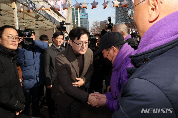 [서울=뉴시스] 김선웅 기자 = 홍익표 더불어민주당 원내대표가 30일 서울 중구 서울광장에 마련된 이태원참사 분향소를 찾아 유가족과 인사를 나누고 있다. (공동취재) 2024.01.30. photo@newsis.com