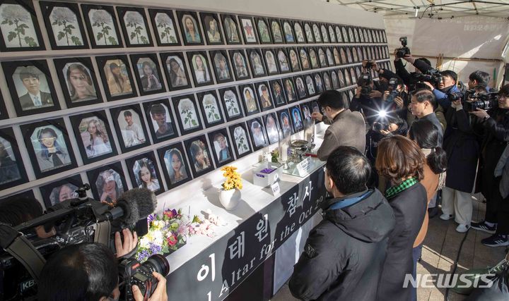 [서울=뉴시스] 김선웅 기자 = 홍익표 더불어민주당 원내대표가 30일 서울 중구 서울광장에 마련된 이태원참사 분향소를 찾아 분향하고 있다. (공동취재) 2024.01.30. photo@newsis.com