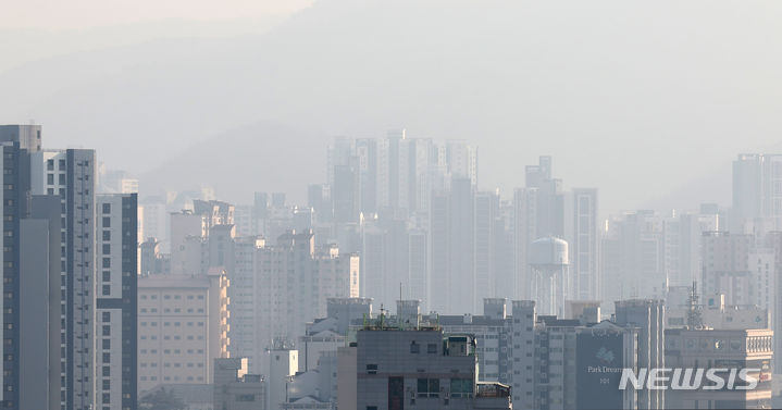 [대구=뉴시스] 이무열 기자 = 미세먼지 농도가 '나쁨' 수준을 보인 30일 대구 중구 동성로에서 바라본 도심이 뿌옇게 보이고 있다. 2024.01.30. lmy@newsis.com