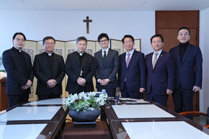 [서울=뉴시스] 고범준 기자 = 한동훈 국민의힘 비상대책위원장이 30일 서울 중구 천주교 서울대교구청에서 천주교 서울대교구장 정순택 대주교를 예방해 기념촬영 하고 있다. (사진=국민의힘 제공) 2024.01.30. photo@newsis.com *재판매 및 DB 금지