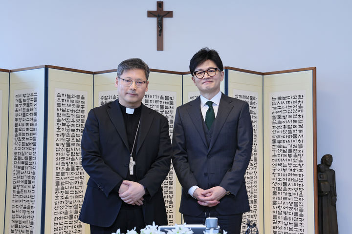 [서울=뉴시스] 고범준 기자 = 한동훈 국민의힘 비상대책위원장이 30일 서울 중구 천주교 서울대교구청에서 천주교 서울대교구장 정순택 대주교를 예방해 기념촬영 하고 있다. (사진=국민의힘 제공) 2024.01.30. photo@newsis.com *재판매 및 DB 금지
