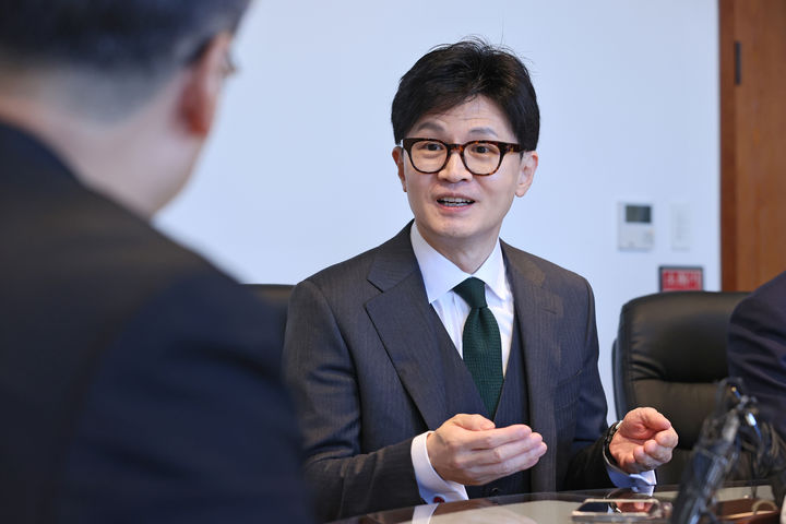 [서울=뉴시스] 고범준 기자 = 한동훈 국민의힘 비상대책위원장이 30일 서울 중구 천주교 서울대교구청에서 천주교 서울대교구장 정순택 대주교를 예방하고 있다. (사진=국민의힘 제공) 2024.01.30. photo@newsis.com *재판매 및 DB 금지