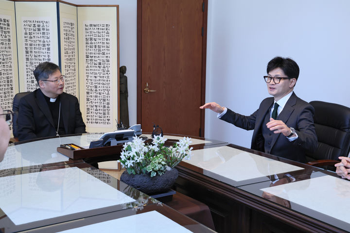 [서울=뉴시스] 고범준 기자 = 한동훈 국민의힘 비상대책위원장이 30일 서울 중구 천주교 서울대교구청에서 천주교 서울대교구장 정순택 대주교를 예방하고 있다. (사진=국민의힘 제공) 2024.01.30. photo@newsis.com *재판매 및 DB 금지
