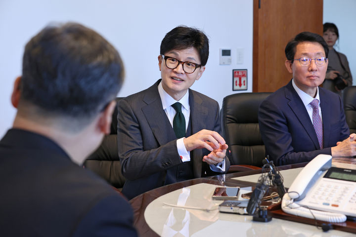 [서울=뉴시스] 고범준 기자 = 한동훈 국민의힘 비상대책위원장이 30일 서울 중구 천주교 서울대교구청에서 천주교 서울대교구장 정순택 대주교를 예방하고 있다. (사진=국민의힘 제공) 2024.01.30. photo@newsis.com *재판매 및 DB 금지