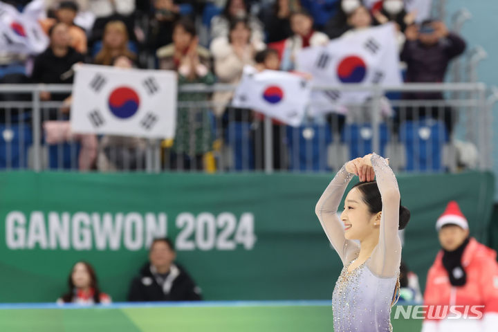 [강릉=뉴시스] 권창회 기자 =  30일 오후 강원 강릉 올림픽파크 아이스아레나에서 열린 2024 강원동계청소년올림픽 대회 피겨 여자 싱글 프리 스케이팅 경기, 은메달을 받은 신지아가 팬들에게 감사인사를 하고 있다. 2024.01.30. kch0523@newsis.com