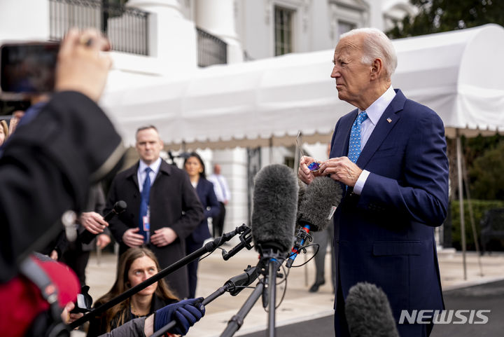 [워싱턴=AP/뉴시스] 조 바이든 미국 대통령이 지난달 30일(현지시간) 미국 워싱턴DC 백악관 남쪽 뜰에서 약식 기자회견 하고 있다. 2024.02.02.
