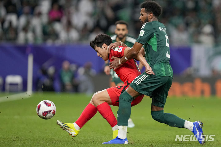 [알라이얀=AP/뉴시스] 사우디 수비수 알불라이히가 이강인을 상대로 거친 수비를 하고 있다. 2024.01.31.