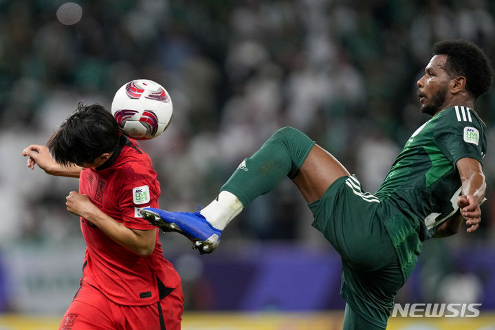 [알라이얀=AP/뉴시스] 사우디 수비수 알불라이히가 이강인을 상대로 거친 수비를 하고 있다. 2024.01.31.