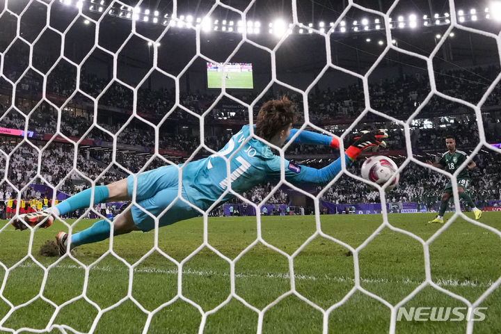 [알라이얀(카타르)=AP/뉴시스] 30일(현지시간) 카타르 알라이얀 에듀케이션 시티 스타디움에서 열린 아시아축구연맹(AFC) 2023 카타르 아시안컵 16강전 사우디아라비아와 대한민국의 경기 승부차기에서 한국 조현우가 사우디 압둘라흐만 가레브의 골을 막아내고 있다. 2024.01.31.